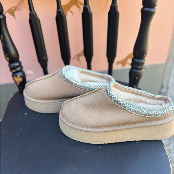 Cozy Tan Platform Slippers with Blue Trim - Picture 3 of 6